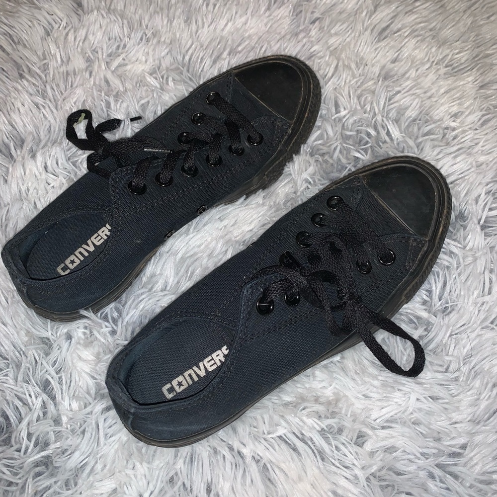 All Black Low Converse